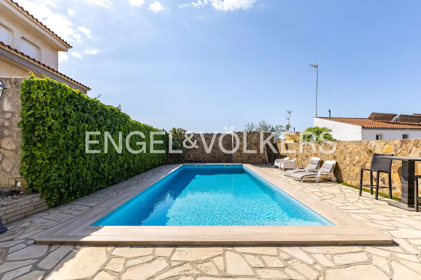 Piscina de Casa o chalet en venta en Vilanova i la Geltrú con Aire acondicionado, Calefacción y Jardín privado