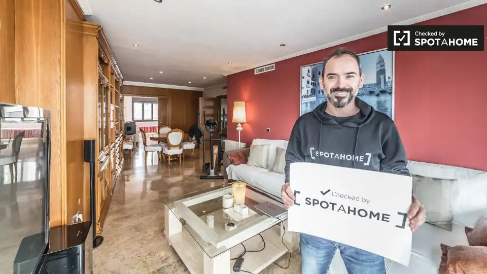 Vista exterior de Piso para compartir en Valencia con Aire acondicionado, Calefacción y Amueblado