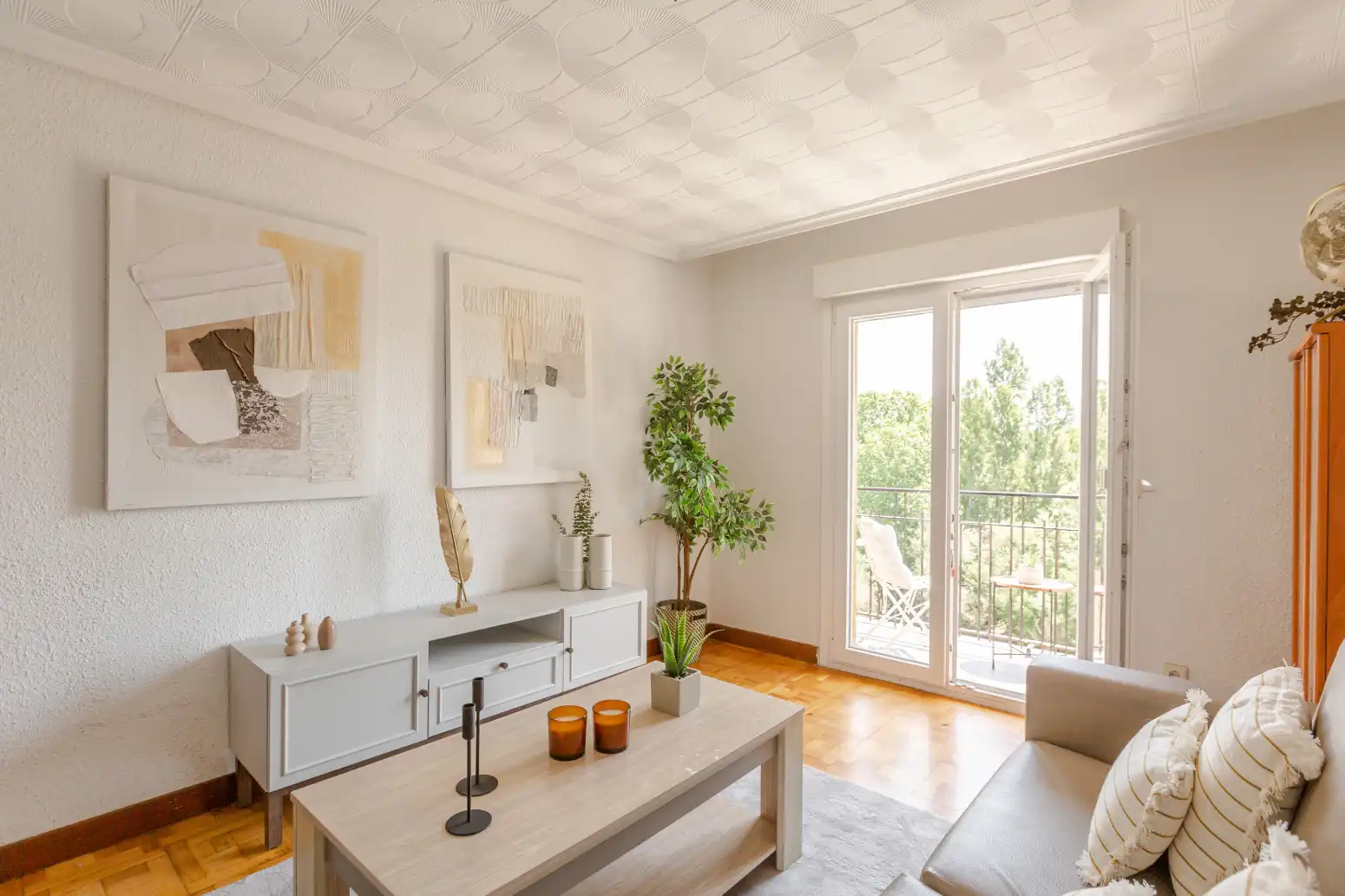 Sala de estar de Piso en venta en  Pamplona / Iruña con Calefacción, Parquet y Balcón