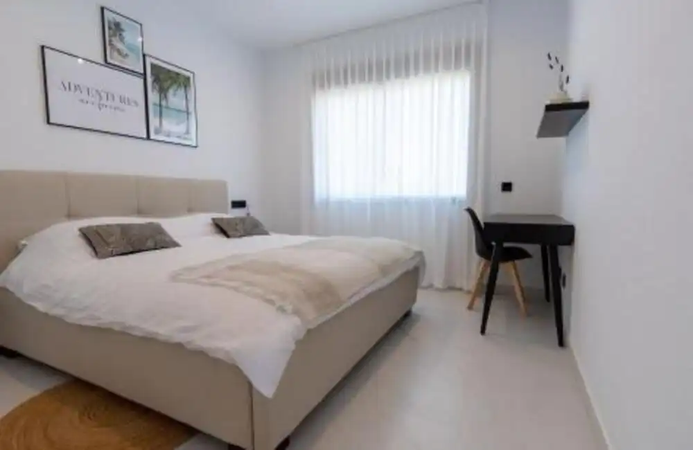 Habitación de Apartamento de alquiler en Estepona con Aire acondicionado, Terraza y Piscina