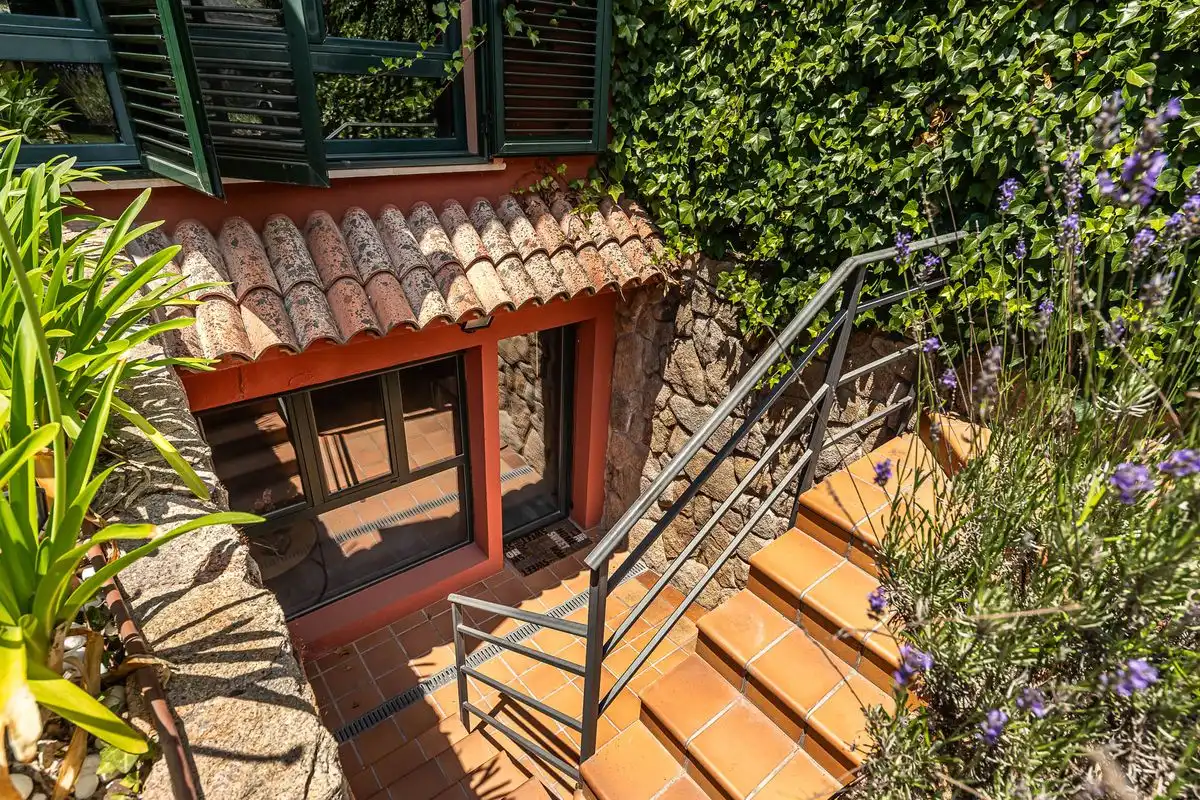 Terrasse von Einfamilien-Reihenhaus zum Verkauf in Boadilla del Monte mit Klimaanlage, Heizung und Privatgarten