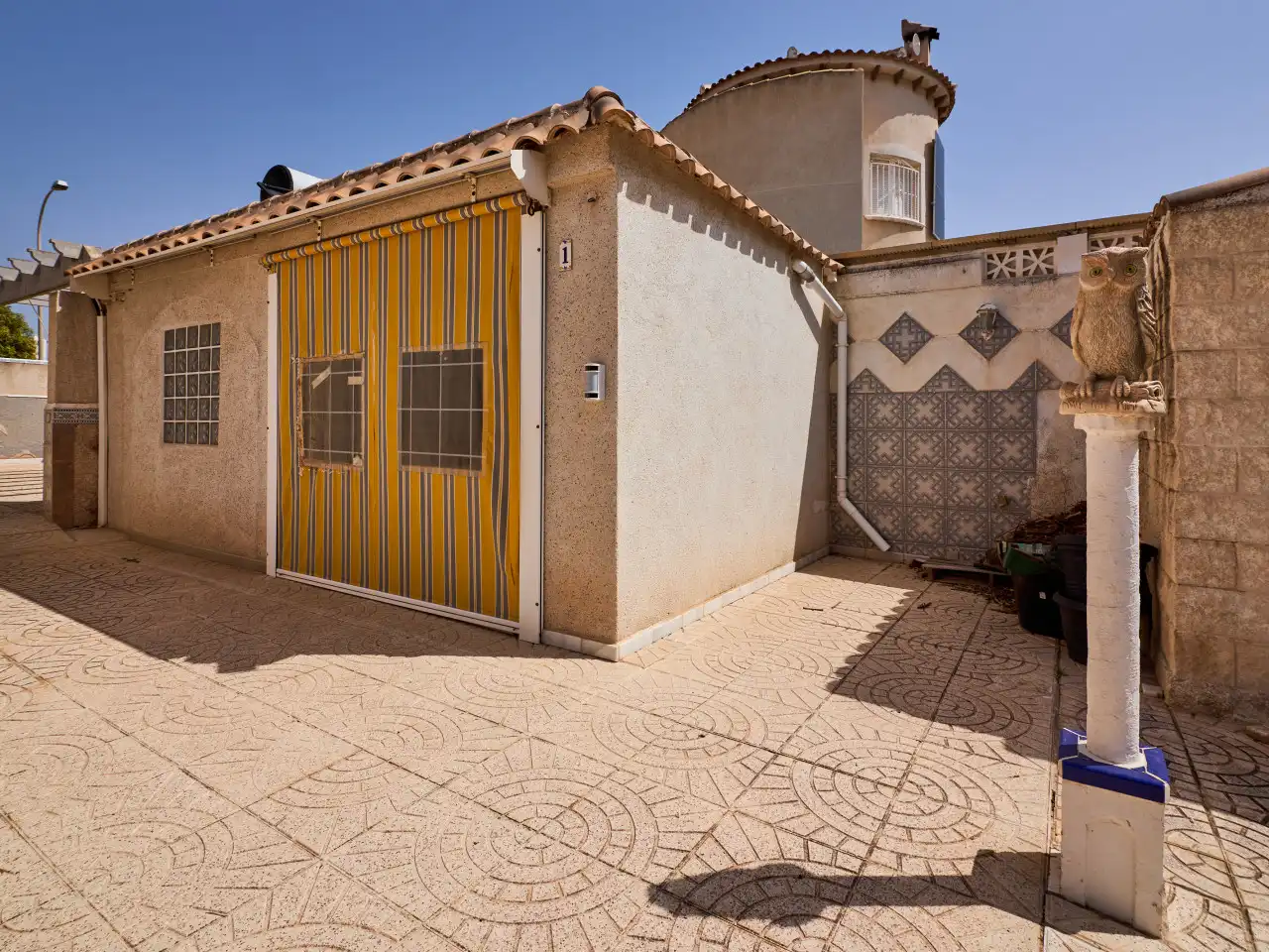 Vista exterior de Casa o xalet en venda en Torrevieja amb Aire condicionat, Calefacció i Jardí privat