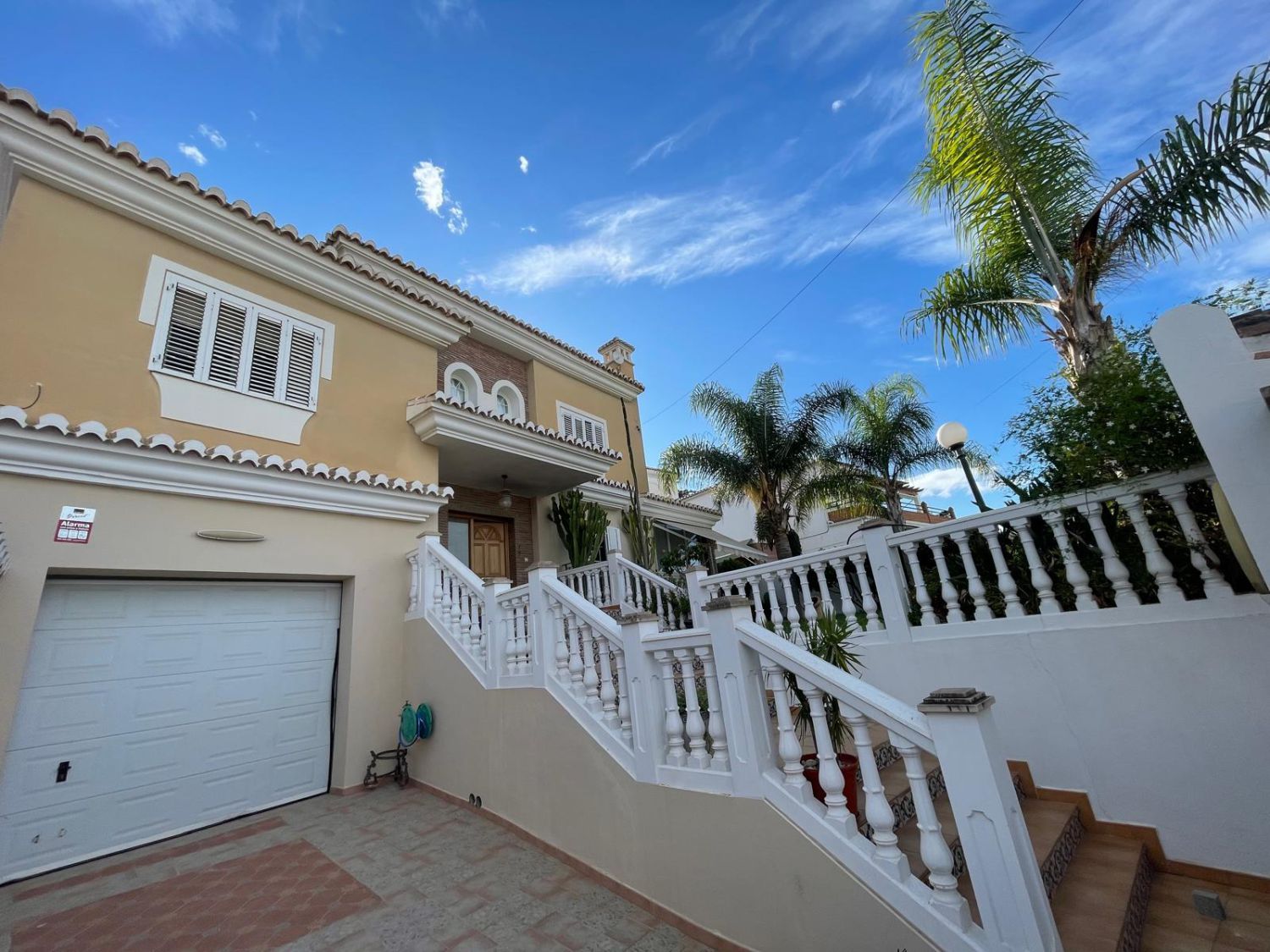 Vista exterior de Casa o xalet en venda en Vélez-Málaga amb Aire condicionat, Terrassa i Jacuzzi