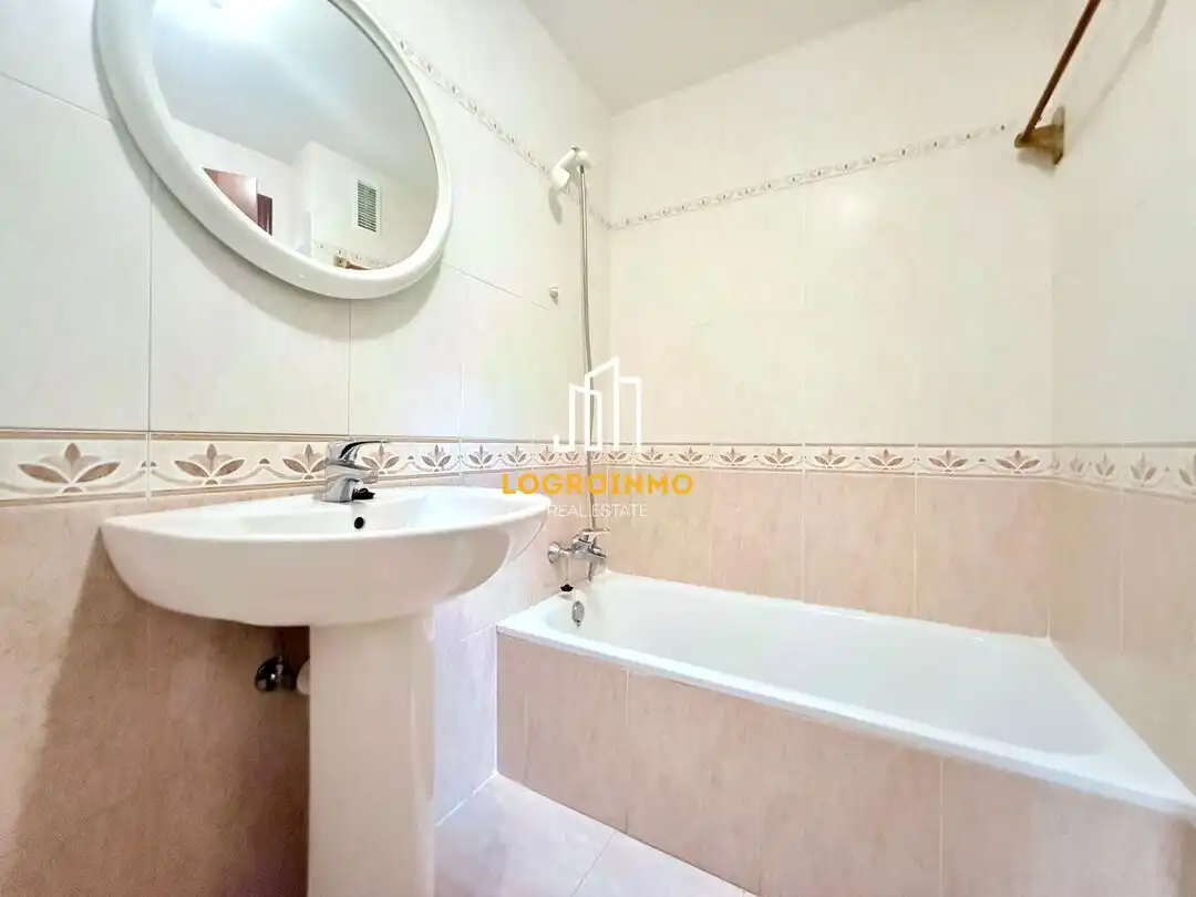Bathroom of Flat for sale in  Logroño  with Heating, Storage room and Balcony