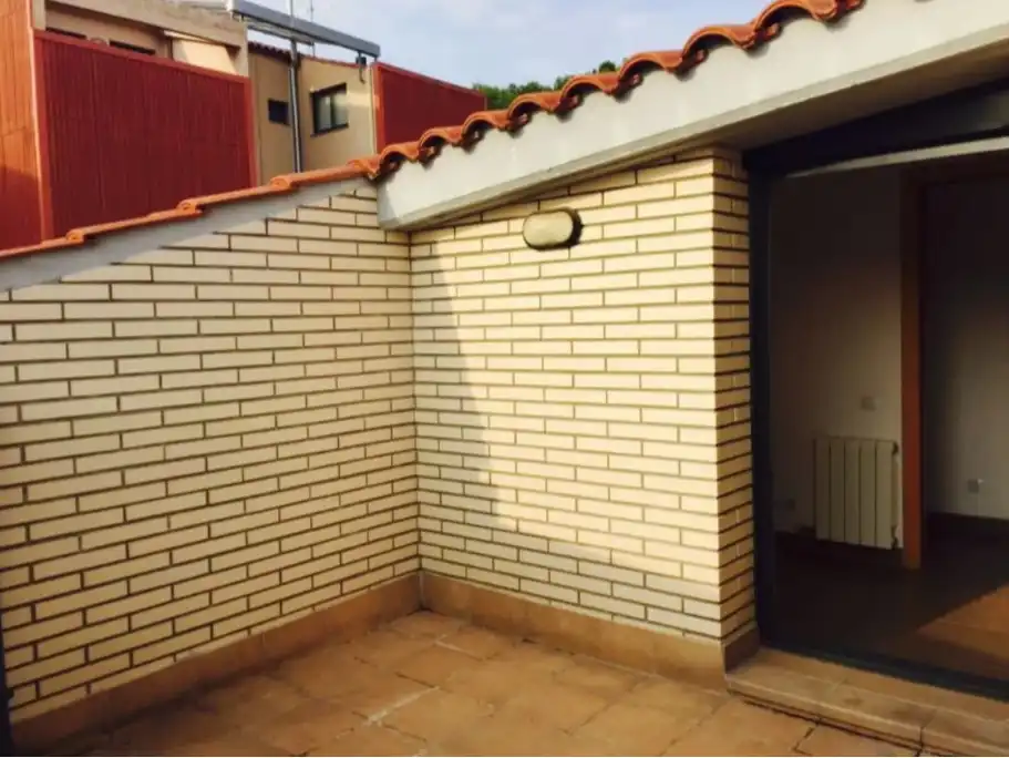 Vista exterior de Dúplex en venda en Rubí amb Calefacció, Terrassa i Forn