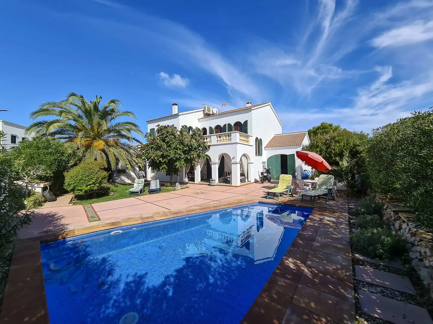 Xalet amb piscina en venda a Cala Blanca