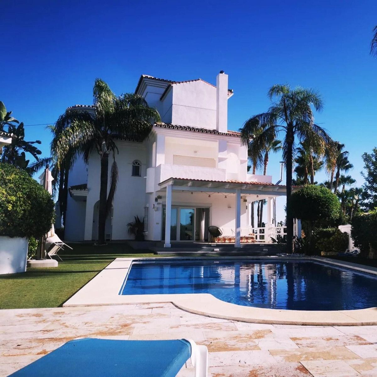 Vista exterior de Casa o xalet de lloguer en Estepona amb Aire condicionat, Jardí privat i Terrassa