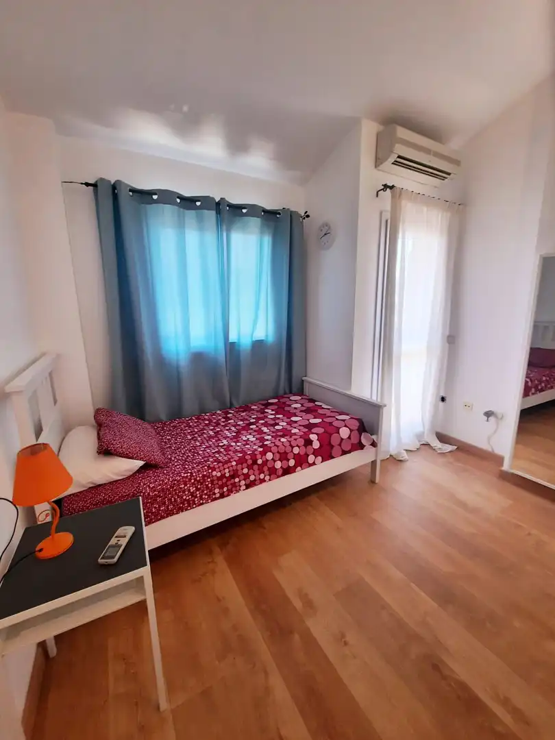 Habitación de Casa adosada de alquiler en La Línea de la Concepción con Jardín privado, Amueblado y Piscina comunitaria