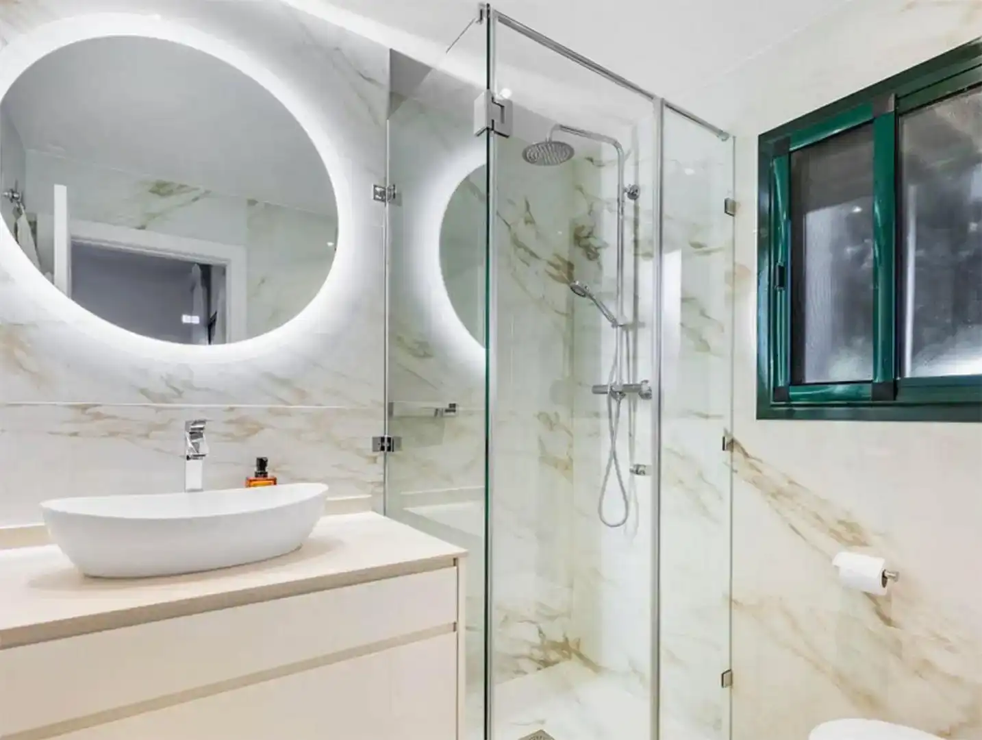 Baño de Piso en venta en Benahavís con Aire acondicionado y Piscina