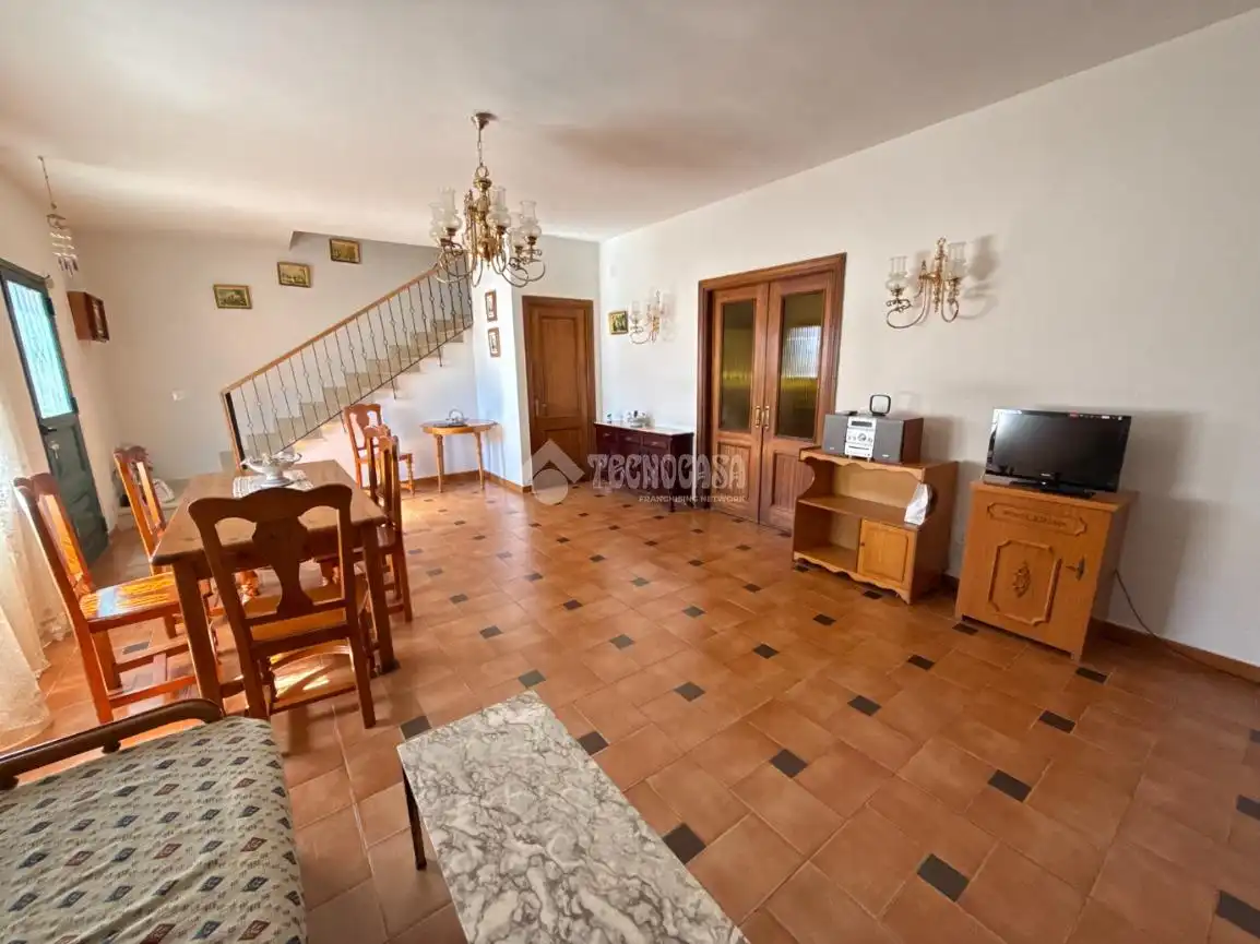 Sala de estar de Casa adosada en venta en Lucillos con Balcón