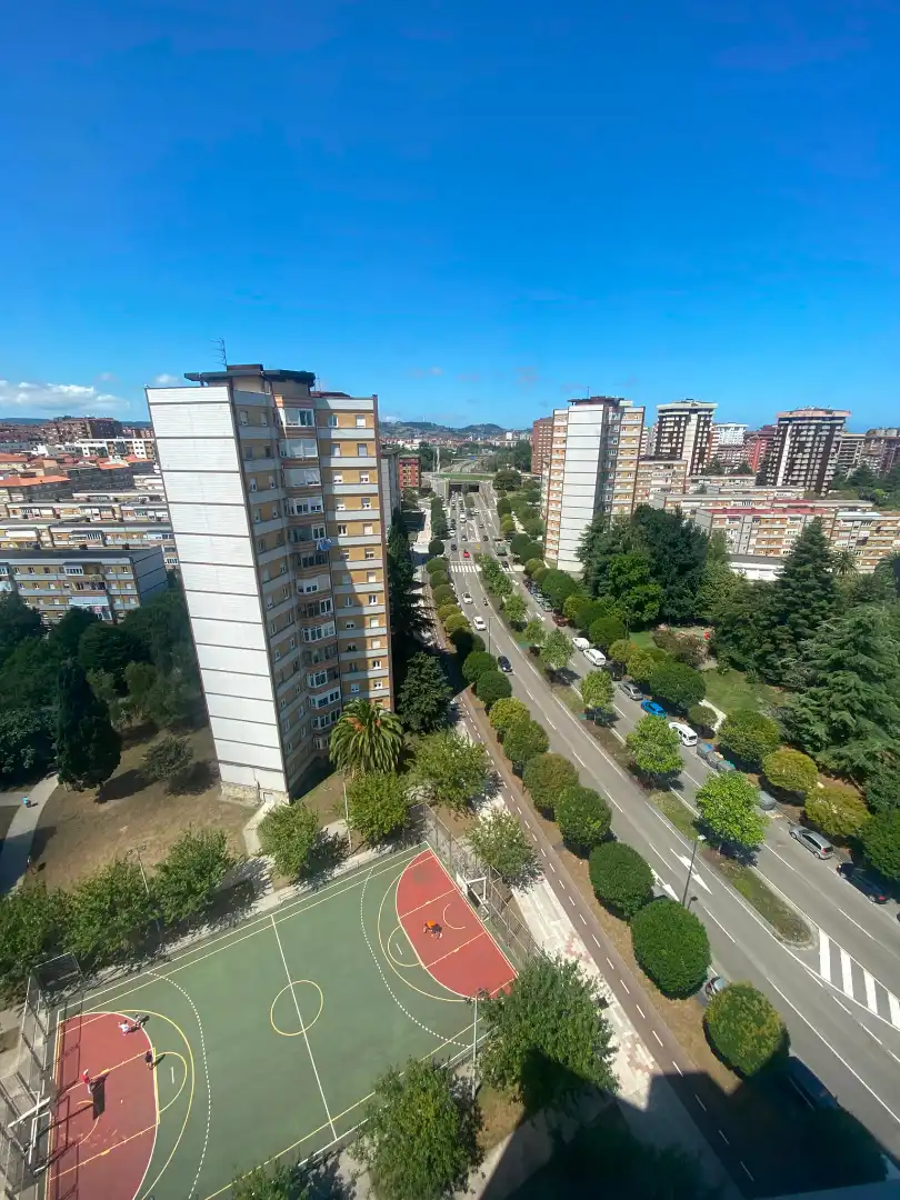 Außenansicht von Wohnung zur Miete in Gijón  mit Heizung, Parkett und Abstellraum