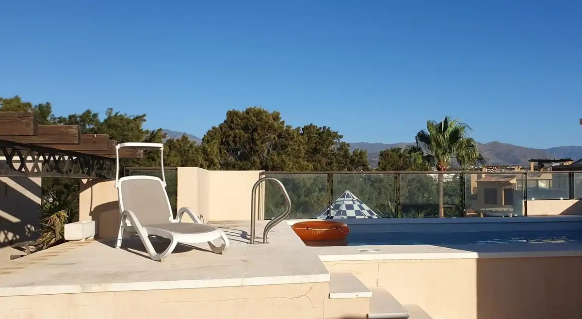 Terrasse von Maisonette zur Miete in Estepona mit Terrasse, Schwimmbad und Gemeinschaftspool