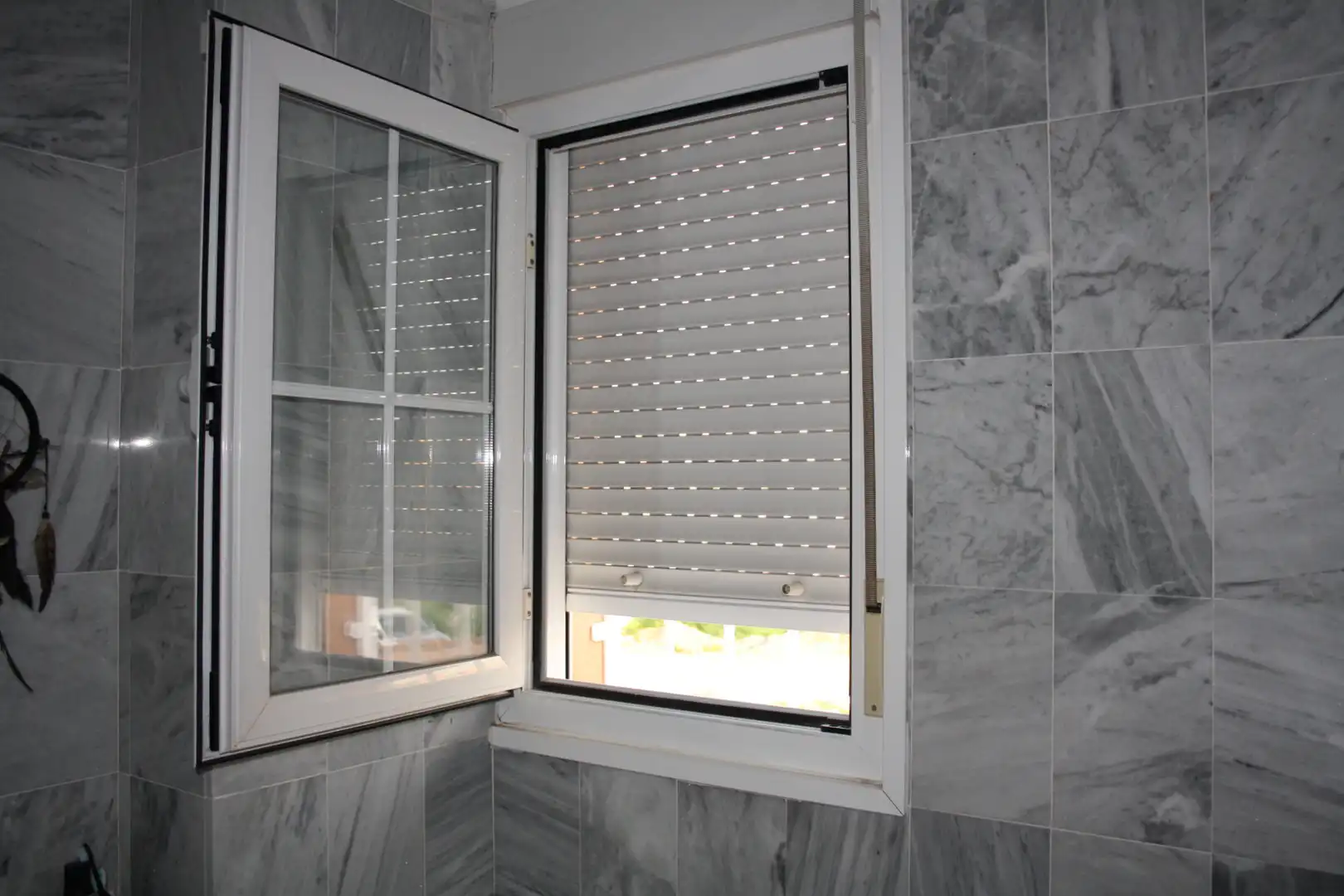 Badezimmer von Einfamilien-Reihenhaus zum Verkauf in Montequinto mit Klimaanlage, Heizung und Terrasse