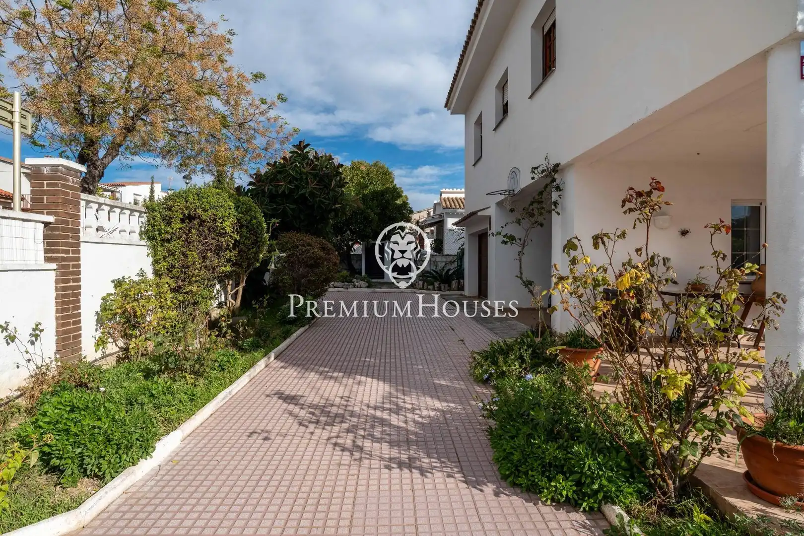 Vista exterior de Casa o xalet en venda en Vilanova i la Geltrú amb Calefacció, Jardí privat i Terrassa