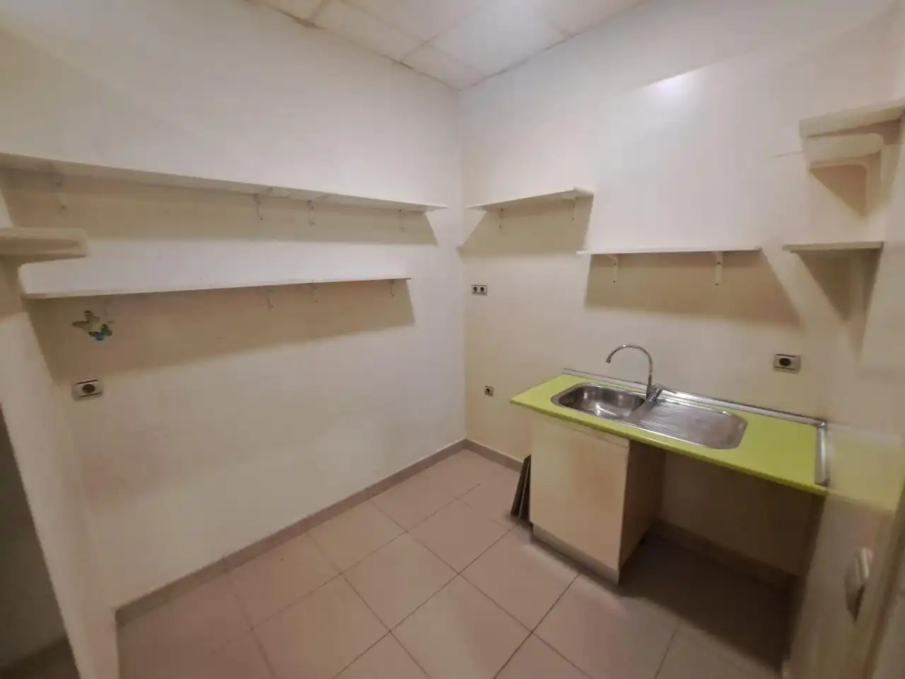 Commercial properties for rent in Calle de Silvestre Pérez, 7, Las Fuentes