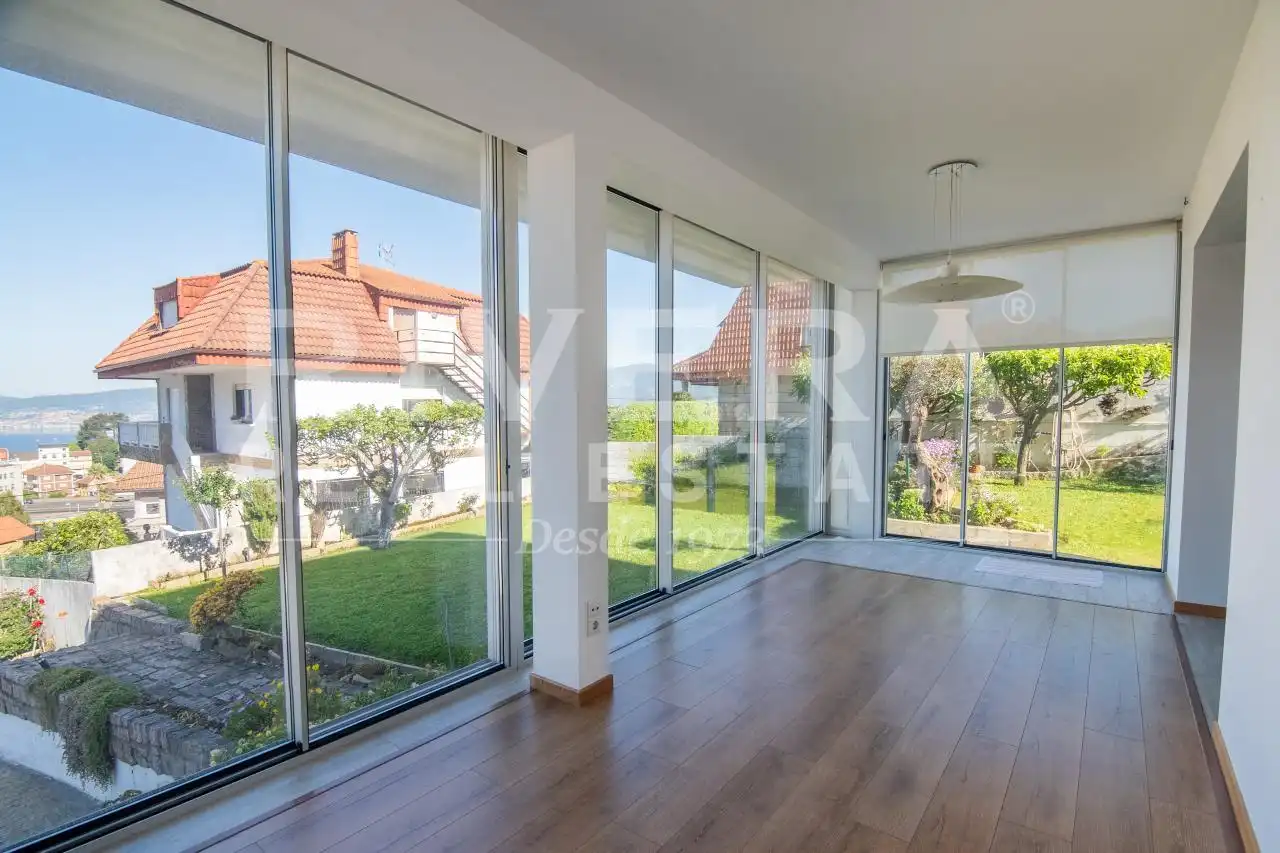 Sala d'estar de Casa o xalet en venda en Redondela amb Calefacció i Jardí privat