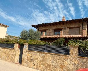 Vista exterior de Casa o xalet en venda en Valjunquera amb Aire condicionat, Jardí privat i Terrassa