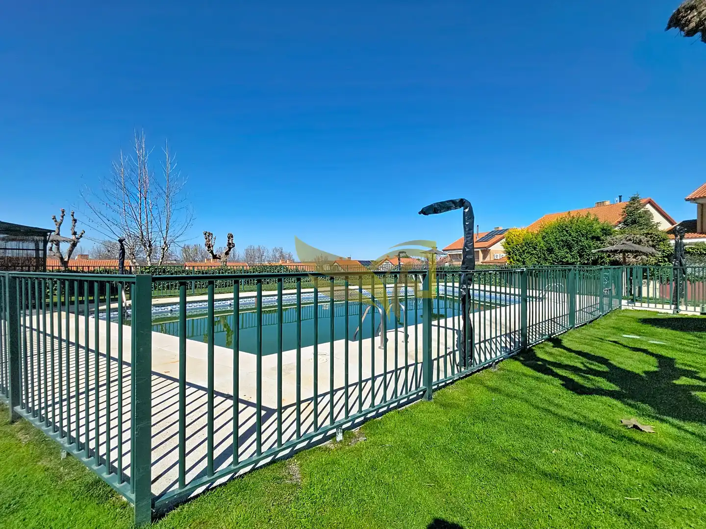 Piscina de Casa adosada en venta en Aranjuez con Aire acondicionado, Calefacción y Jardín privado