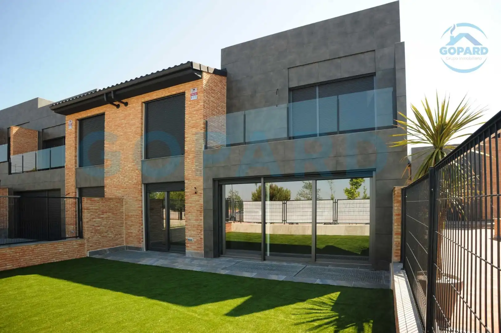 Vista exterior de Casa adosada de alquiler en Boadilla del Monte con Aire acondicionado, Calefacción y Jardín privado