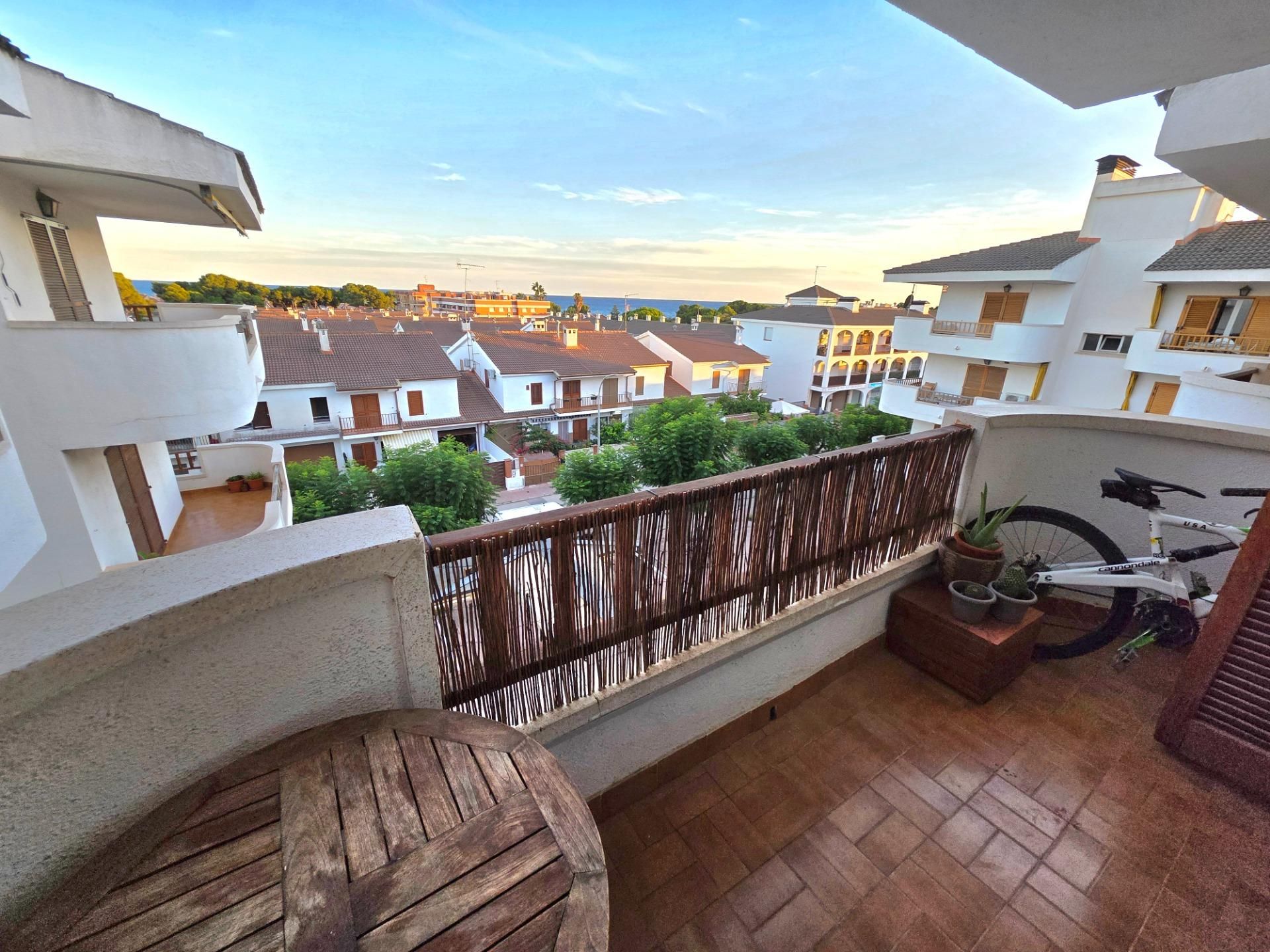 Vista exterior de Àtic en venda en El Vendrell amb Parquet, Terrassa i Balcó