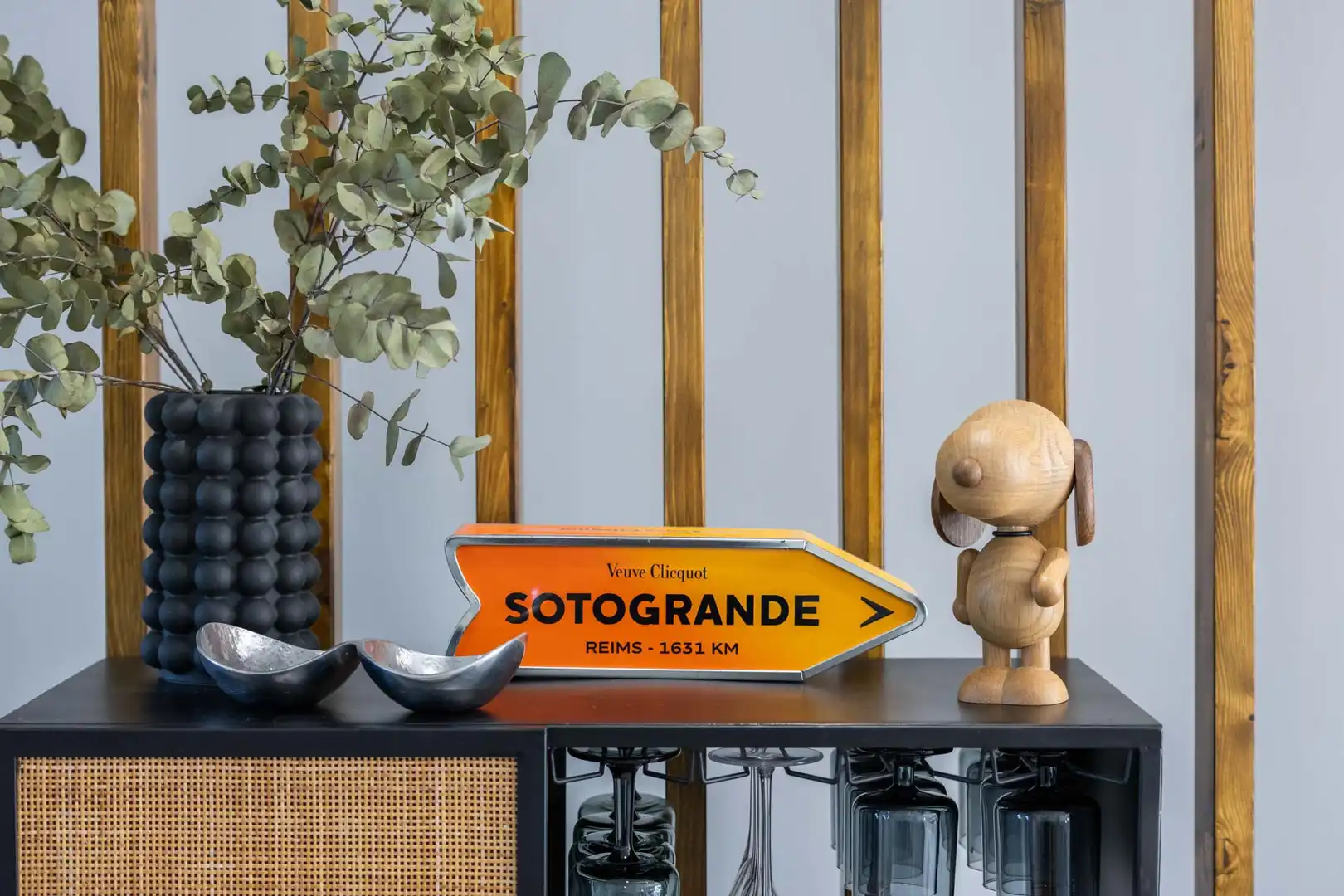 Außenansicht von Erdgeschoss zum Verkauf in Sotogrande mit Klimaanlage, Privatgarten und Terrasse