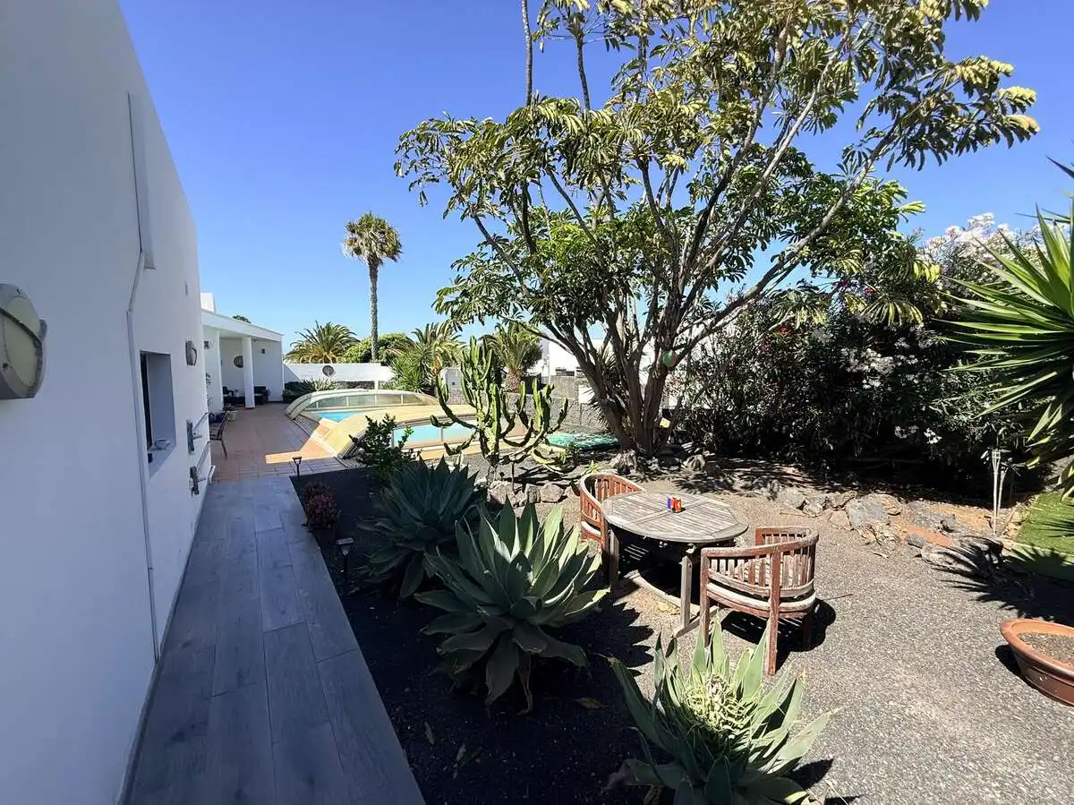 Vista exterior de Casa o chalet en venta en Yaiza con Aire acondicionado, Jardín privado y Piscina