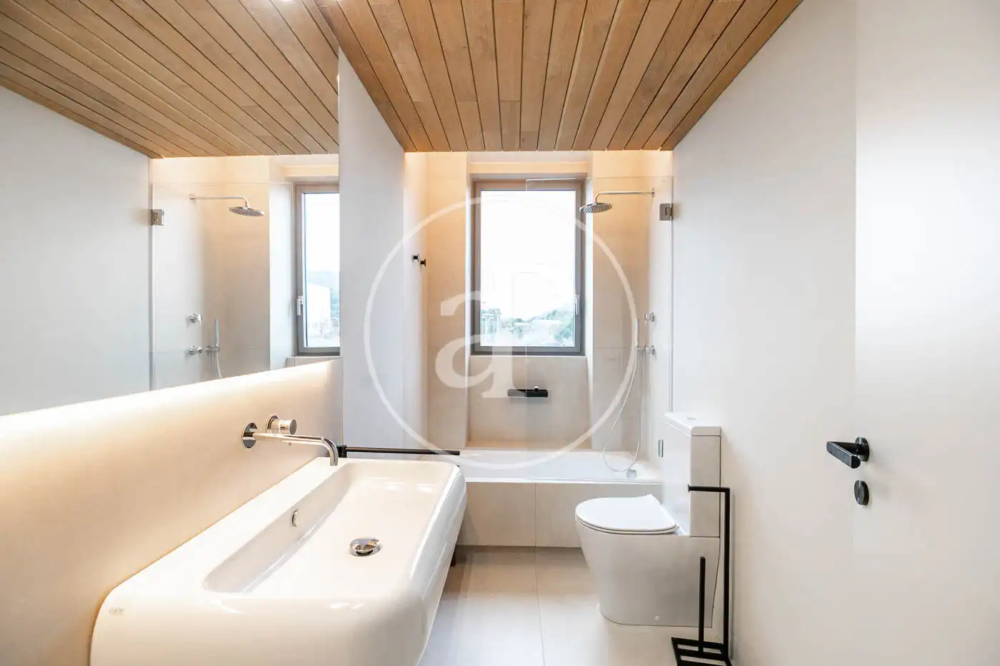 Badezimmer von Wohnung zur Miete in Barcelona mit Klimaanlage, Heizung und Privatgarten