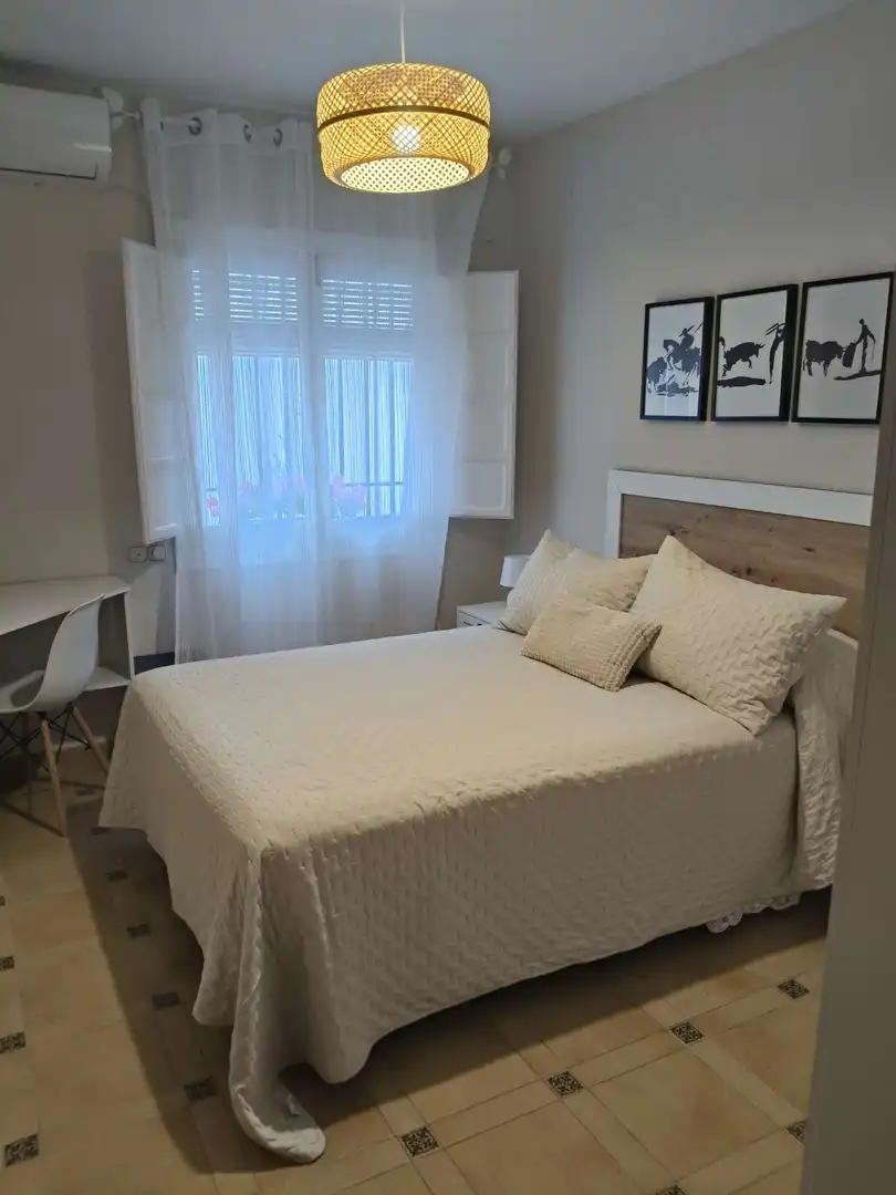 Dormitori de Apartament per a compartir en Córdoba amb Aire condicionat, Terrassa i Moblat