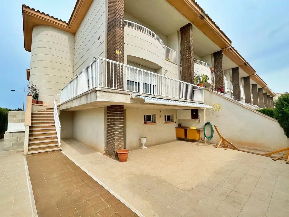 Vista exterior de Casa o xalet en venda en Santa Bàrbara amb Terrassa