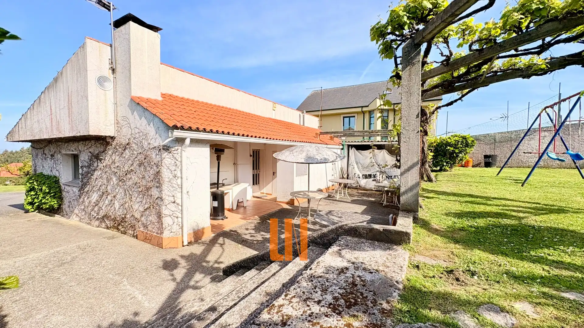 Vista exterior de Casa o xalet en venda en A Coruña Capital  amb Calefacció, Parquet i Terrassa