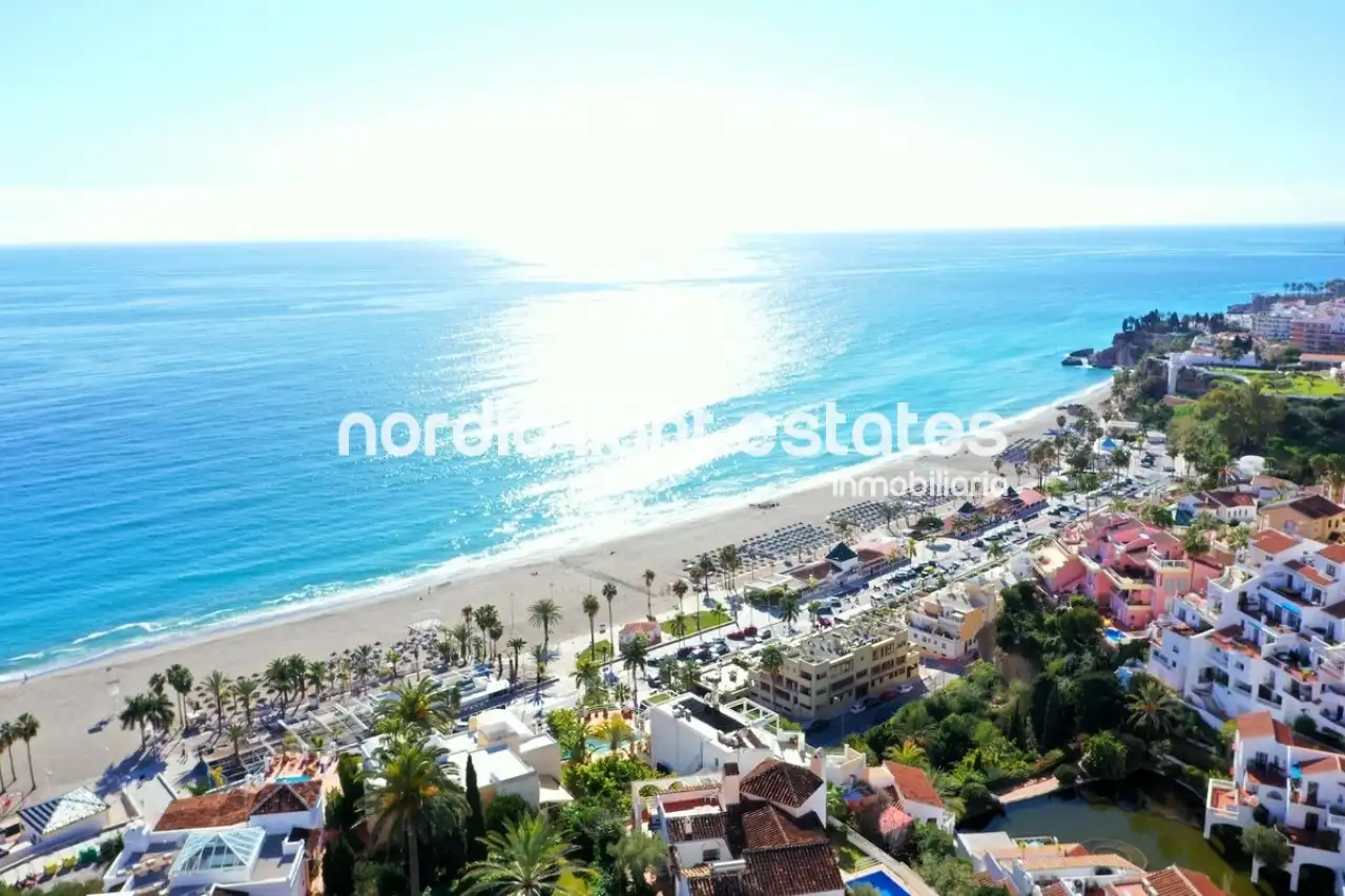 Vista exterior de Casa o chalet en venta en Nerja con Terraza, Piscina y Amueblado