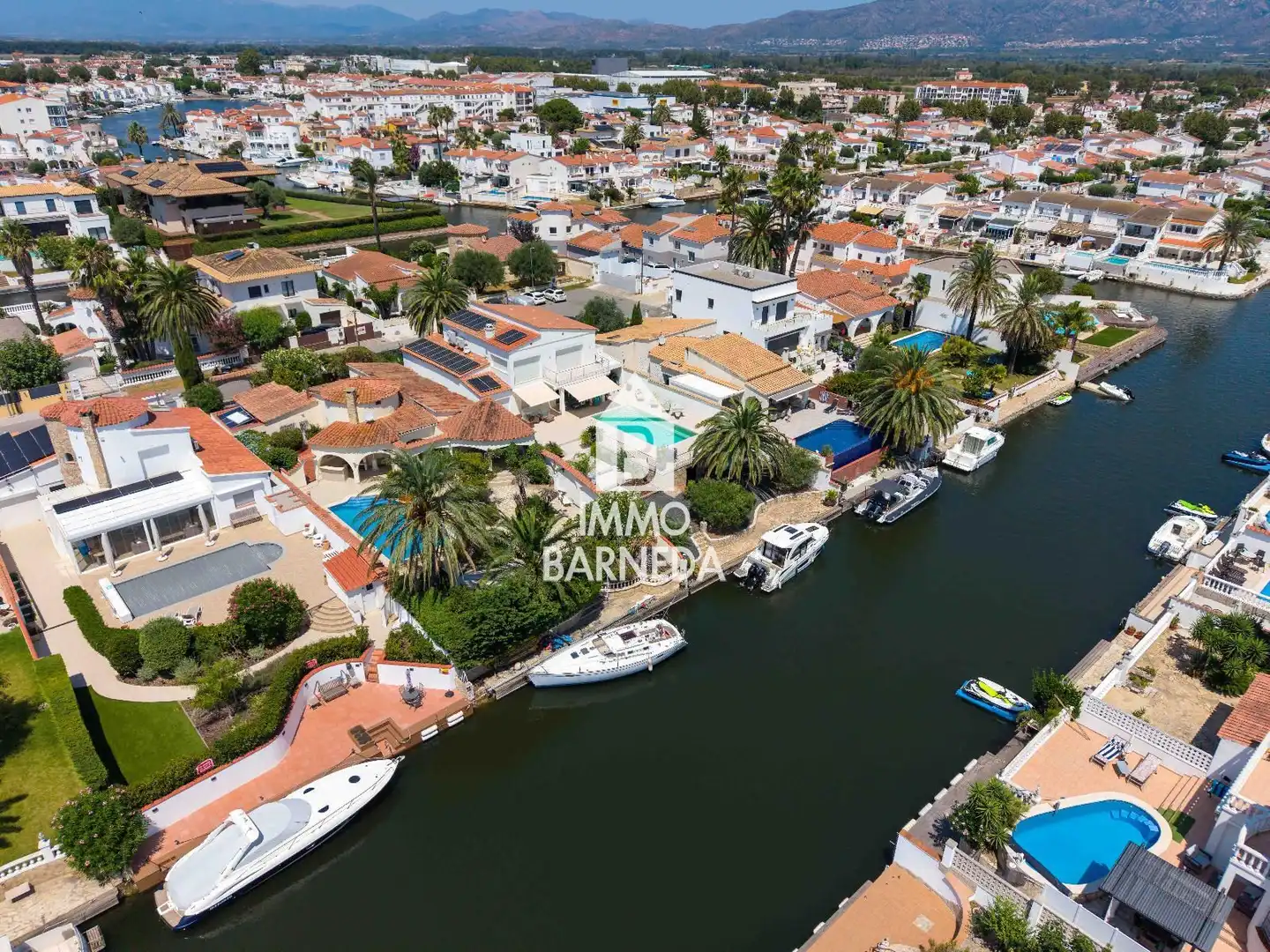 Vista exterior de Casa o xalet en venda en Empuriabrava amb Aire condicionat, Calefacció i Terrassa