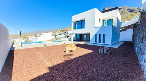 Impresionante villa en la exclusiva zona de Roque del Conde, un refugio de lujo y confort construido en 2022. Esta propiedad cuent