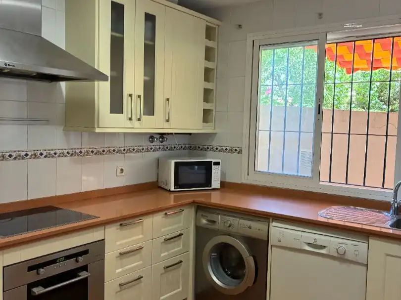Küche von Maisonette zur Miete in Dos Hermanas mit Klimaanlage, Privatgarten und Abstellraum