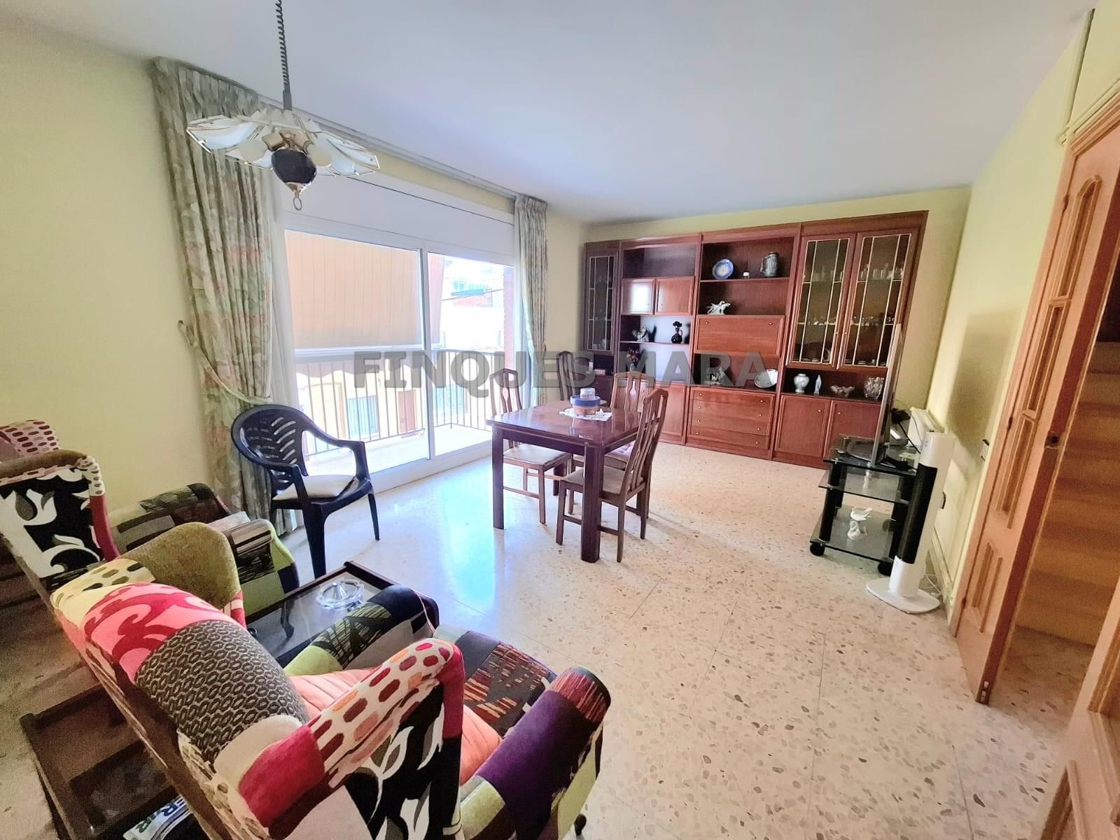 Sala d'estar de Casa o xalet en venda en Sant Boi de Llobregat amb Calefacció, Terrassa i Balcó