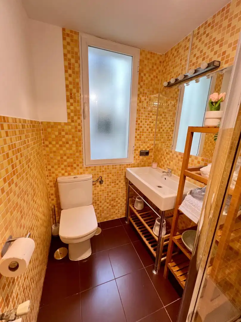 Bany de Apartament de lloguer en Madrid amb Aire condicionat i Calefacció