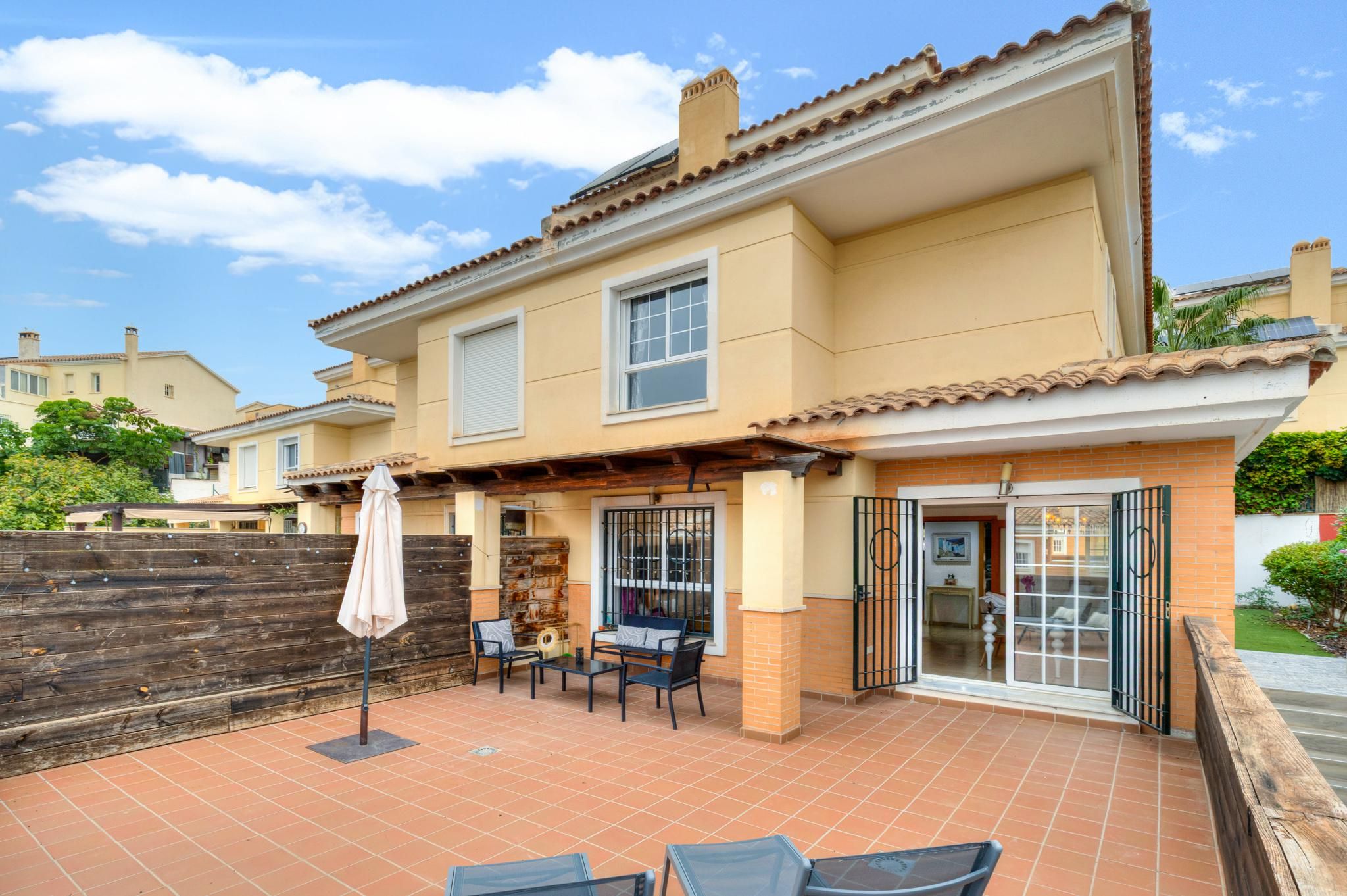 Vista exterior de Casa adosada en venda en Vélez-Málaga amb Aire condicionat, Calefacció i Jardí privat