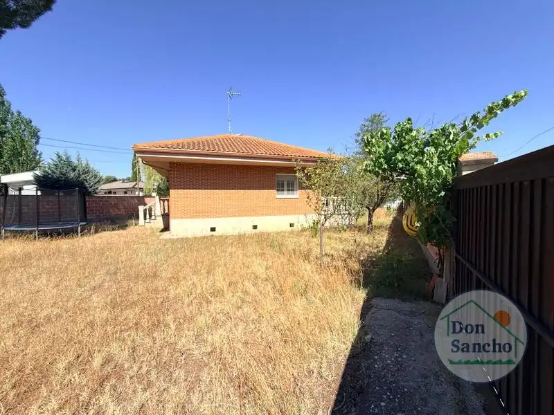 Vista exterior de Casa o xalet en venda en Viana de Cega amb Calefacció, Terrassa i Traster