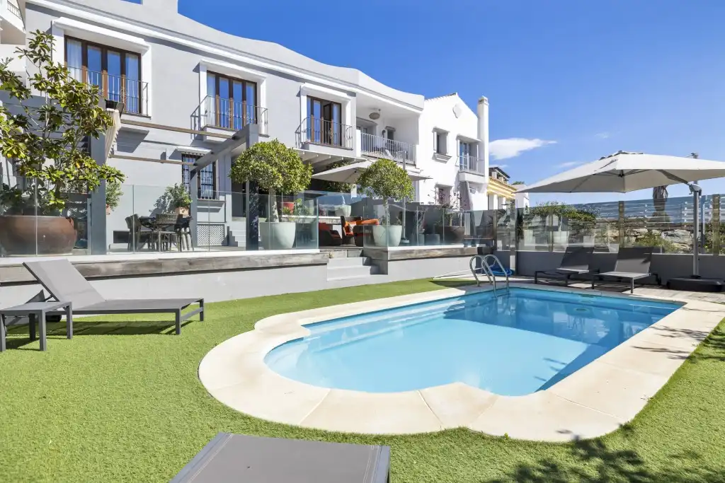 Casa aparellada amb piscina en venda a Benahavís pueblo