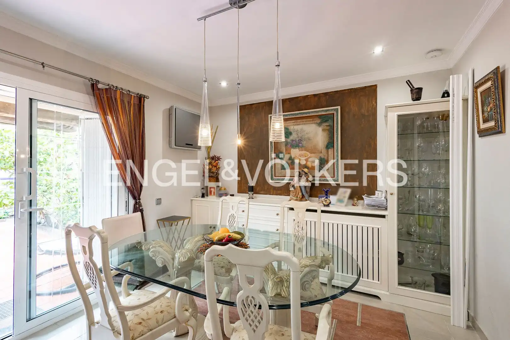 Comedor de Casa o chalet en venta en Sant Joan Despí con Aire acondicionado, Calefacción y Jardín privado