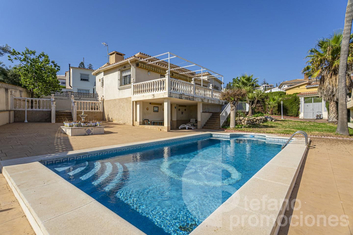 Vista exterior de Casa o xalet en venda en Rincón de la Victoria amb Aire condicionat, Jardí privat i Terrassa