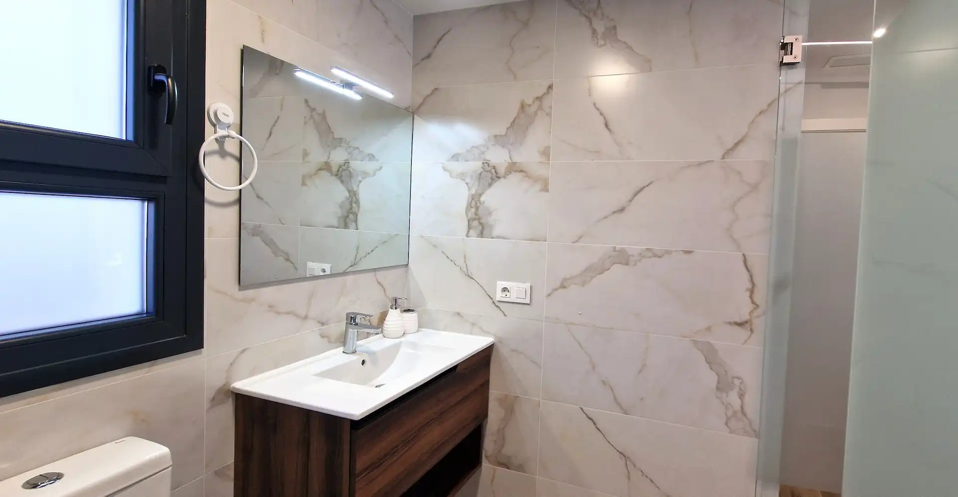 Baño de Apartamento de alquiler en Orihuela con Aire acondicionado, Calefacción y Terraza