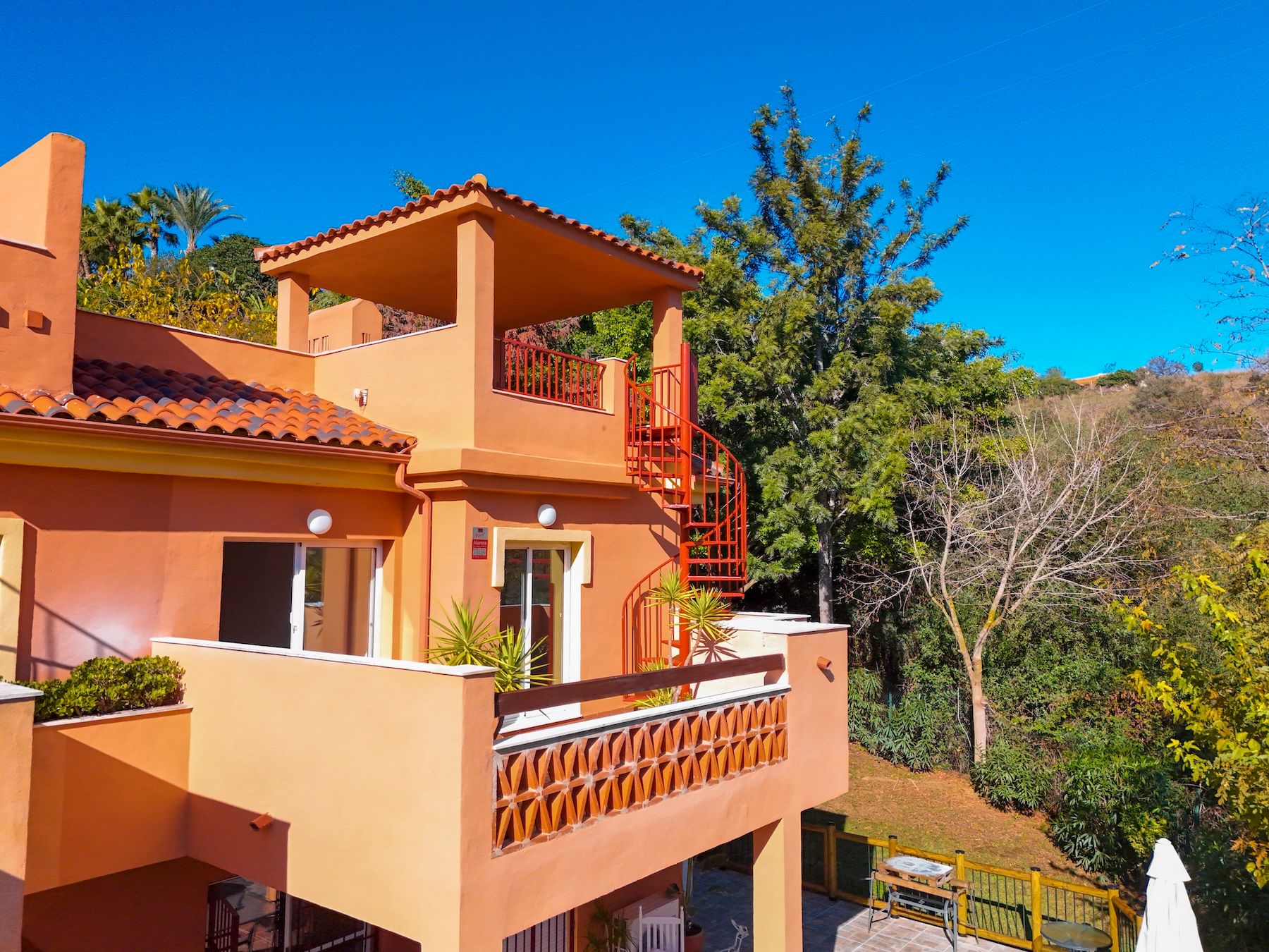 Vista exterior de Àtic en venda en Marbella amb Aire condicionat, Terrassa i Traster