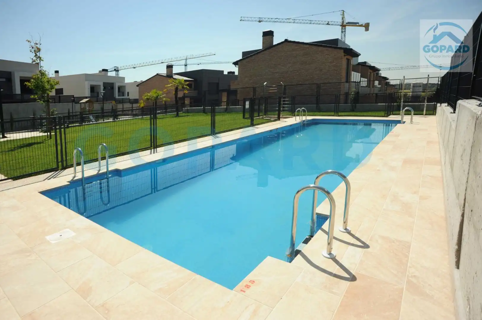 Piscina de Casa adosada de alquiler en Boadilla del Monte con Aire acondicionado, Calefacción y Jardín privado