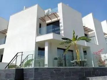 House with balcony to rent in Benajarafe