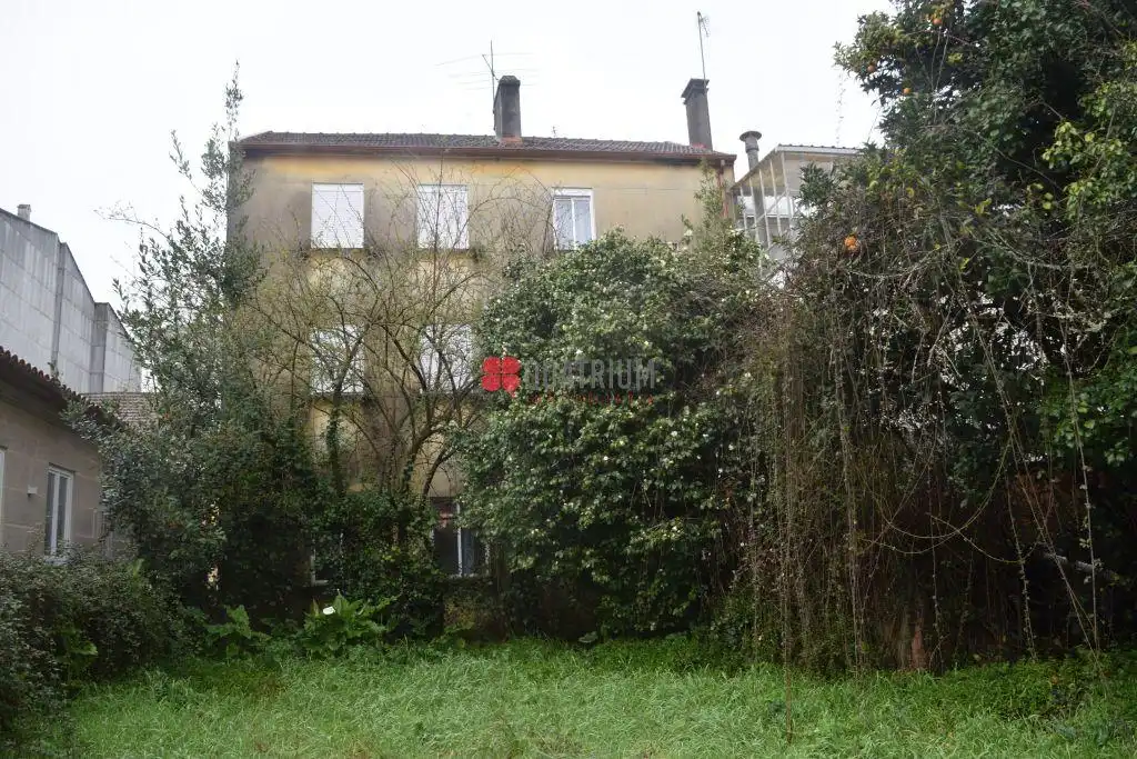 Vista exterior de Edificio en venta en A Estrada 