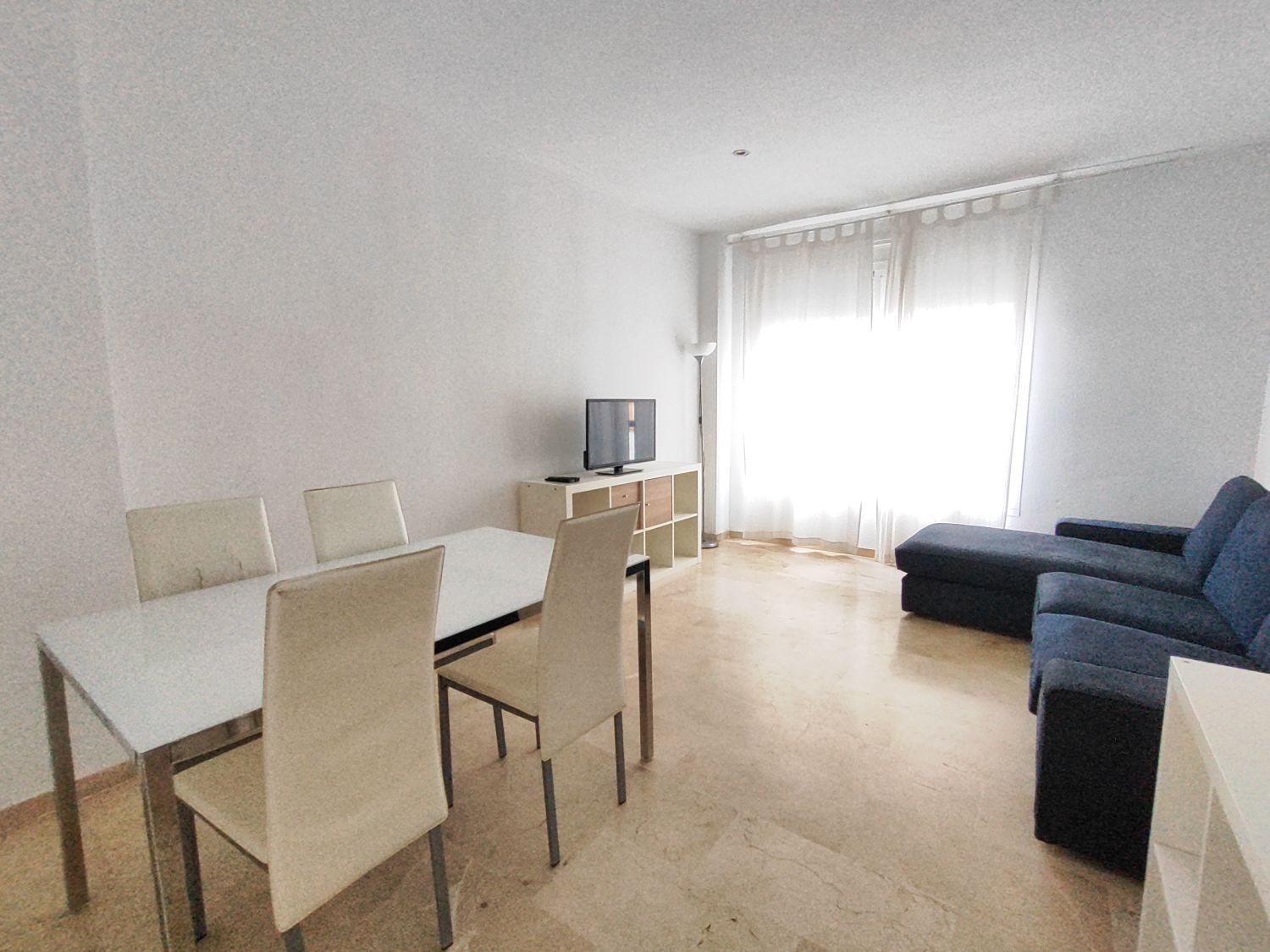 Dormitori de Pis de lloguer en  Sevilla Capital amb Aire condicionat i Moblat