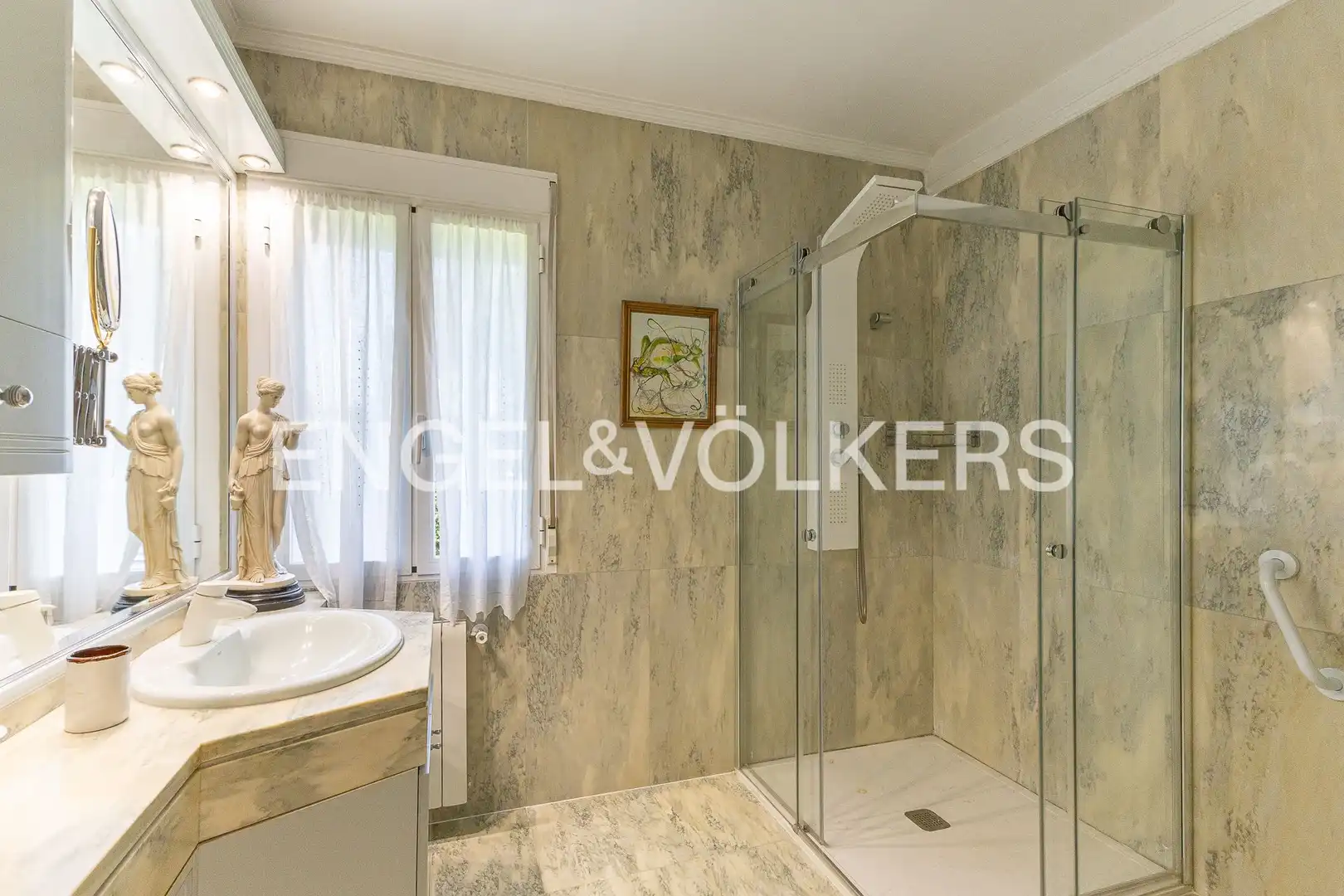 Bathroom of Houses for sale in Majadahonda  with Air Conditioner, Heating and Private garden
