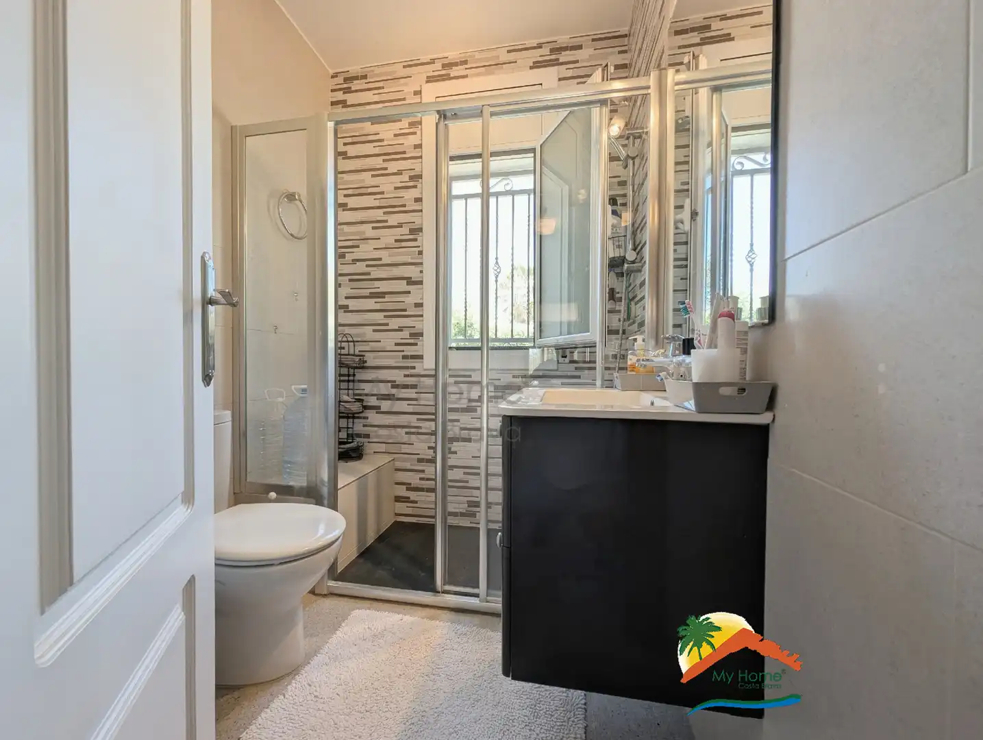Badezimmer von Haus oder Chalet zum Verkauf in Lloret de Mar mit Heizung, Privatgarten und Terrasse