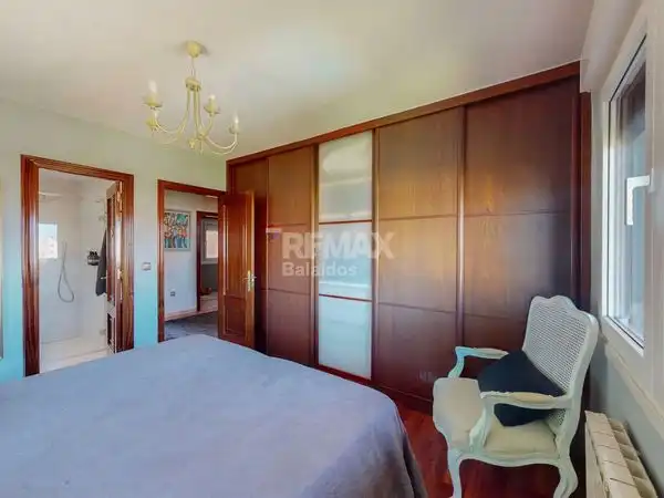 Dormitori de Casa o xalet en venda en Vigo  amb Calefacció, Jardí privat i Parquet